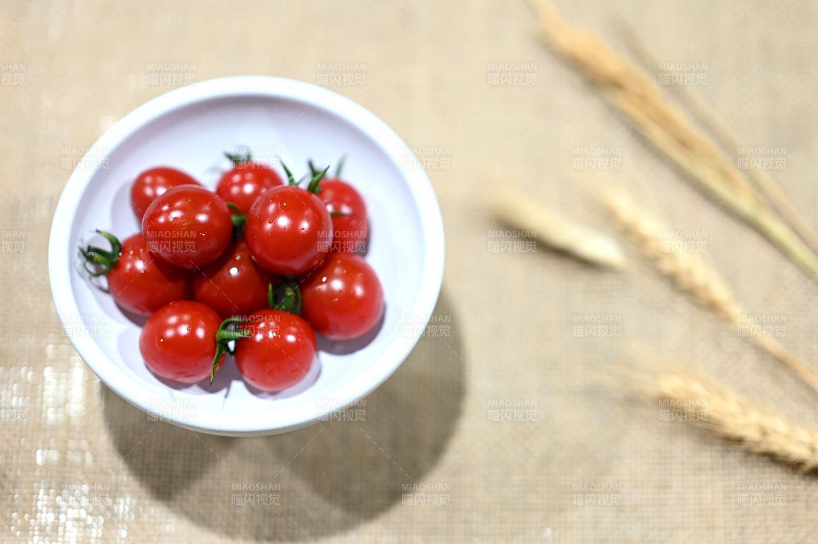 小番茄盛碗中图片