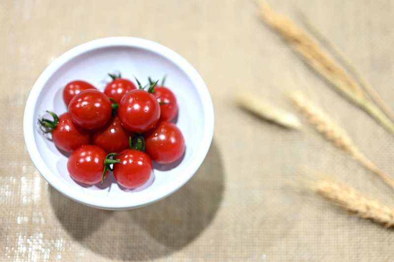 小番茄盛碗中图片