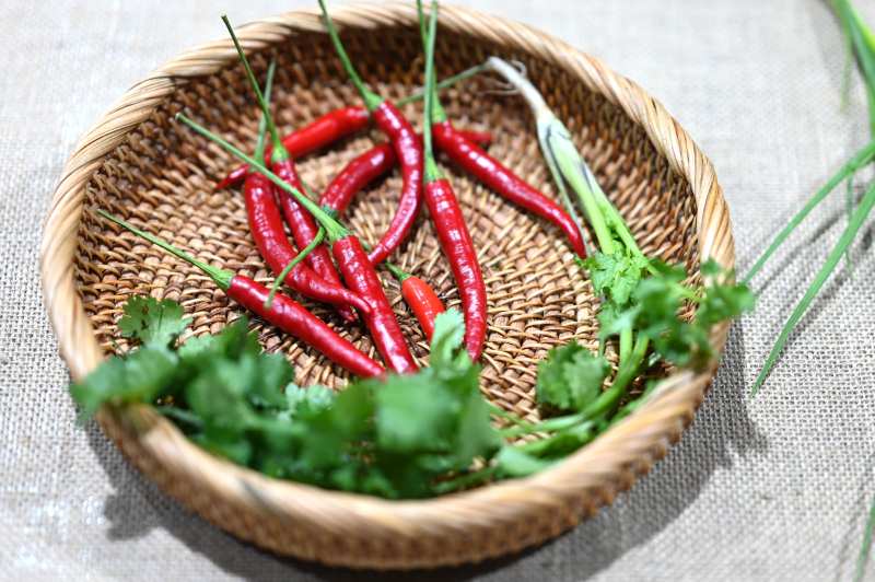 红椒香菜竹篮中图片