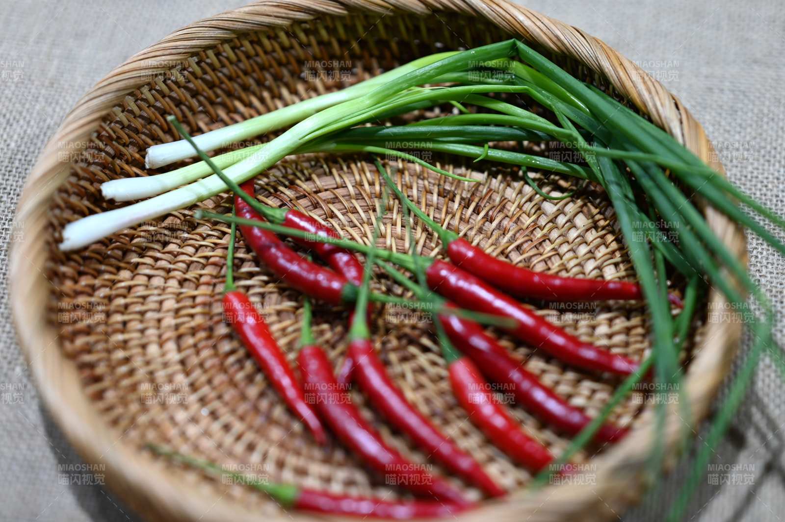 红椒青葱篮中鲜图片