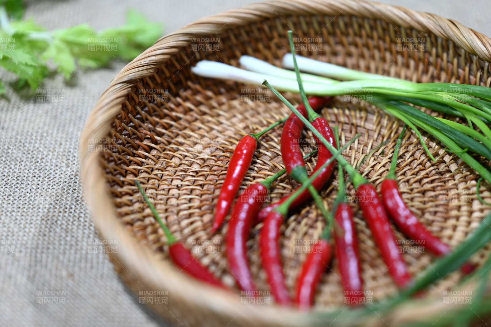 红椒青葱竹篮中图片