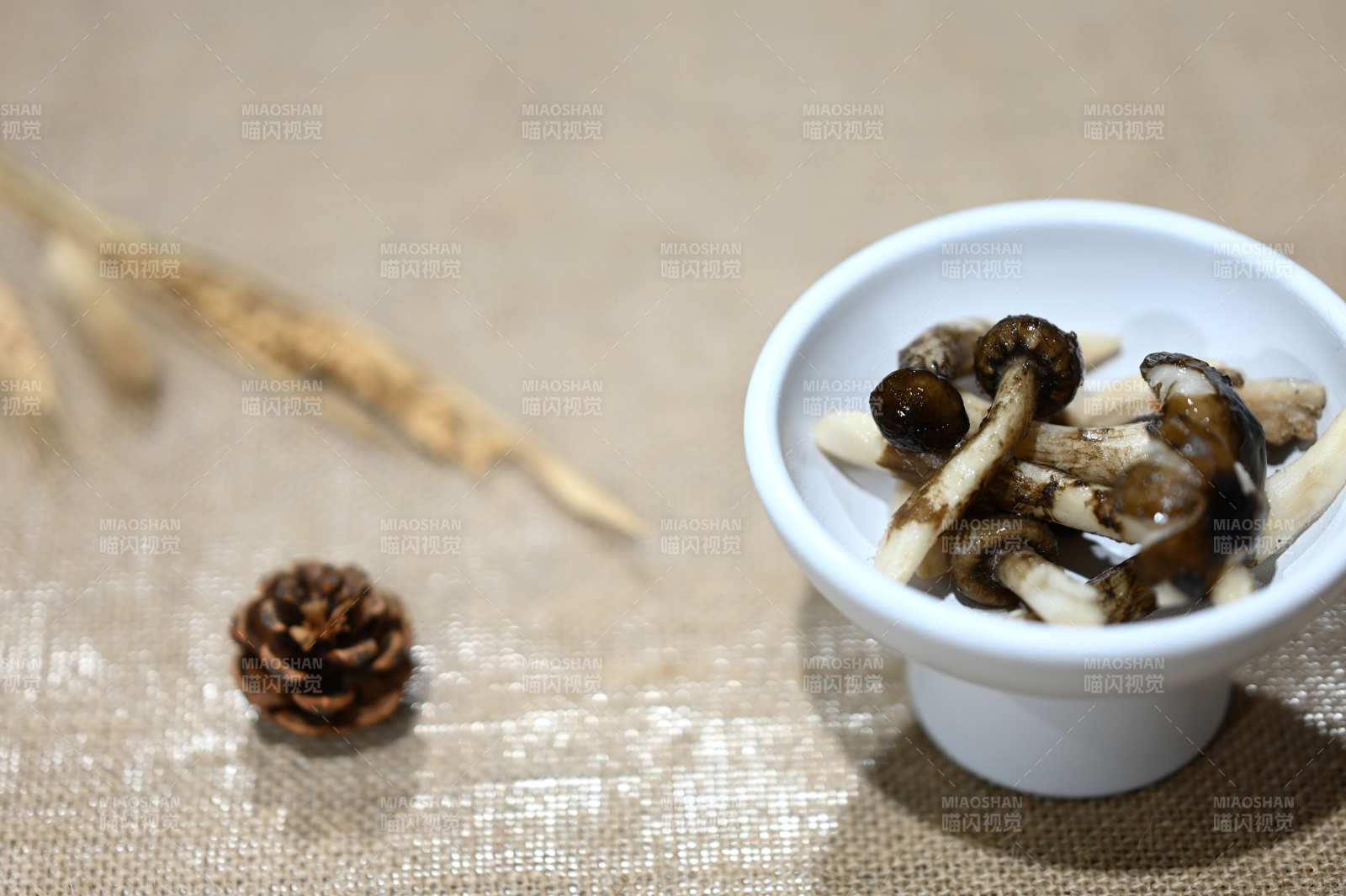 松茸小碗静物图片