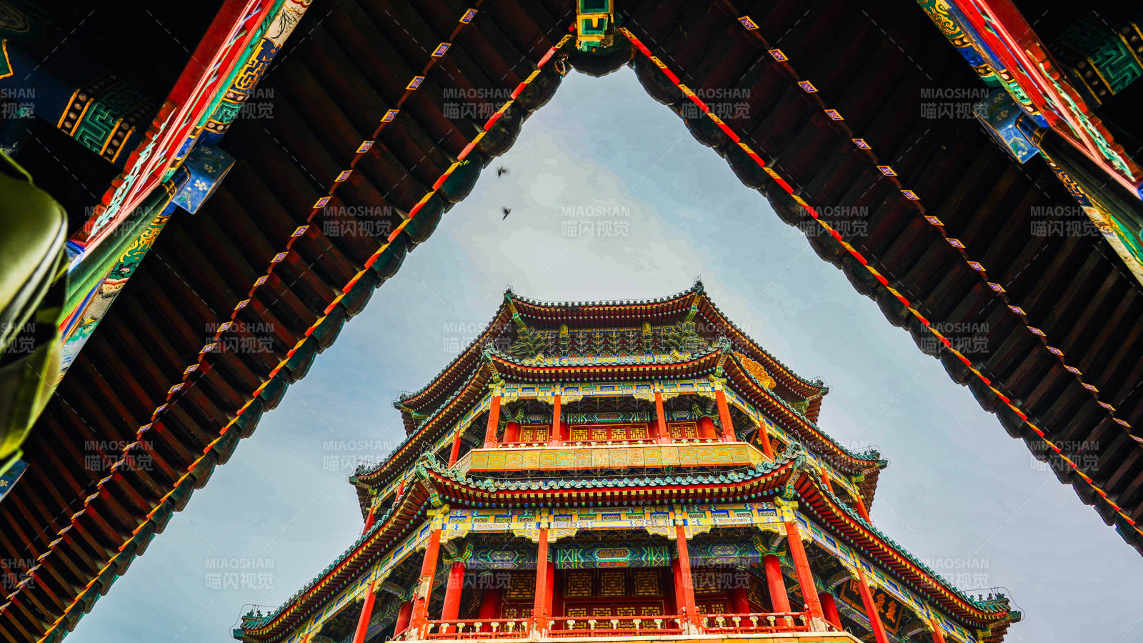 颐和园古塔飞檐映蓝天图片