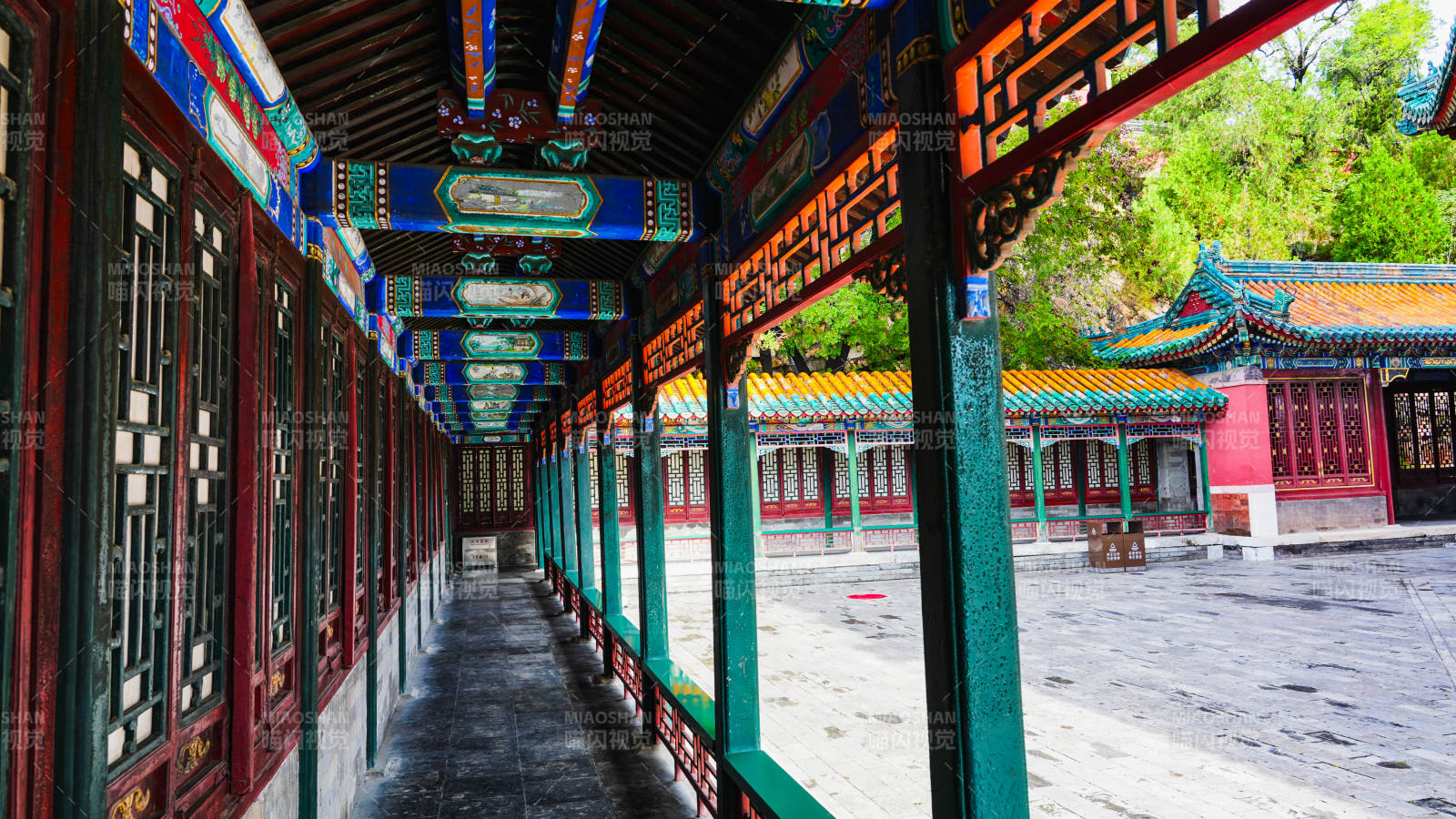 颐和园佛香阁古色古香的长廊图片