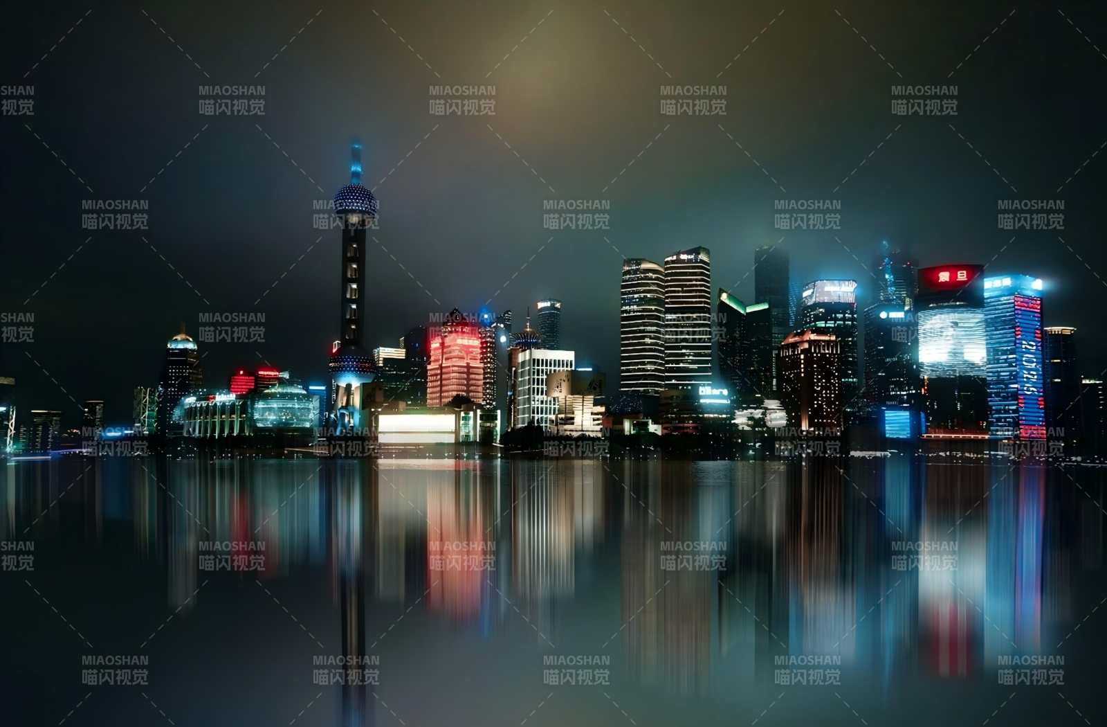 夜幕下的上海城市倒影图片