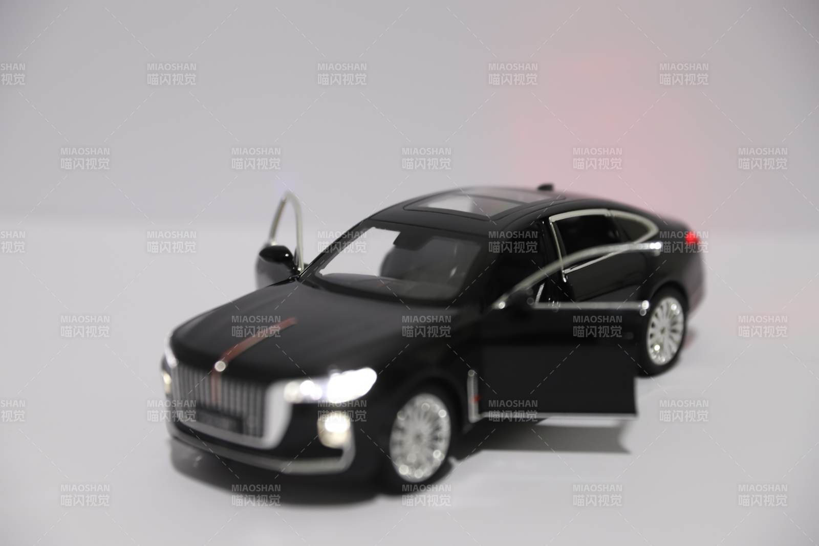 黑色轿车模型展示图片