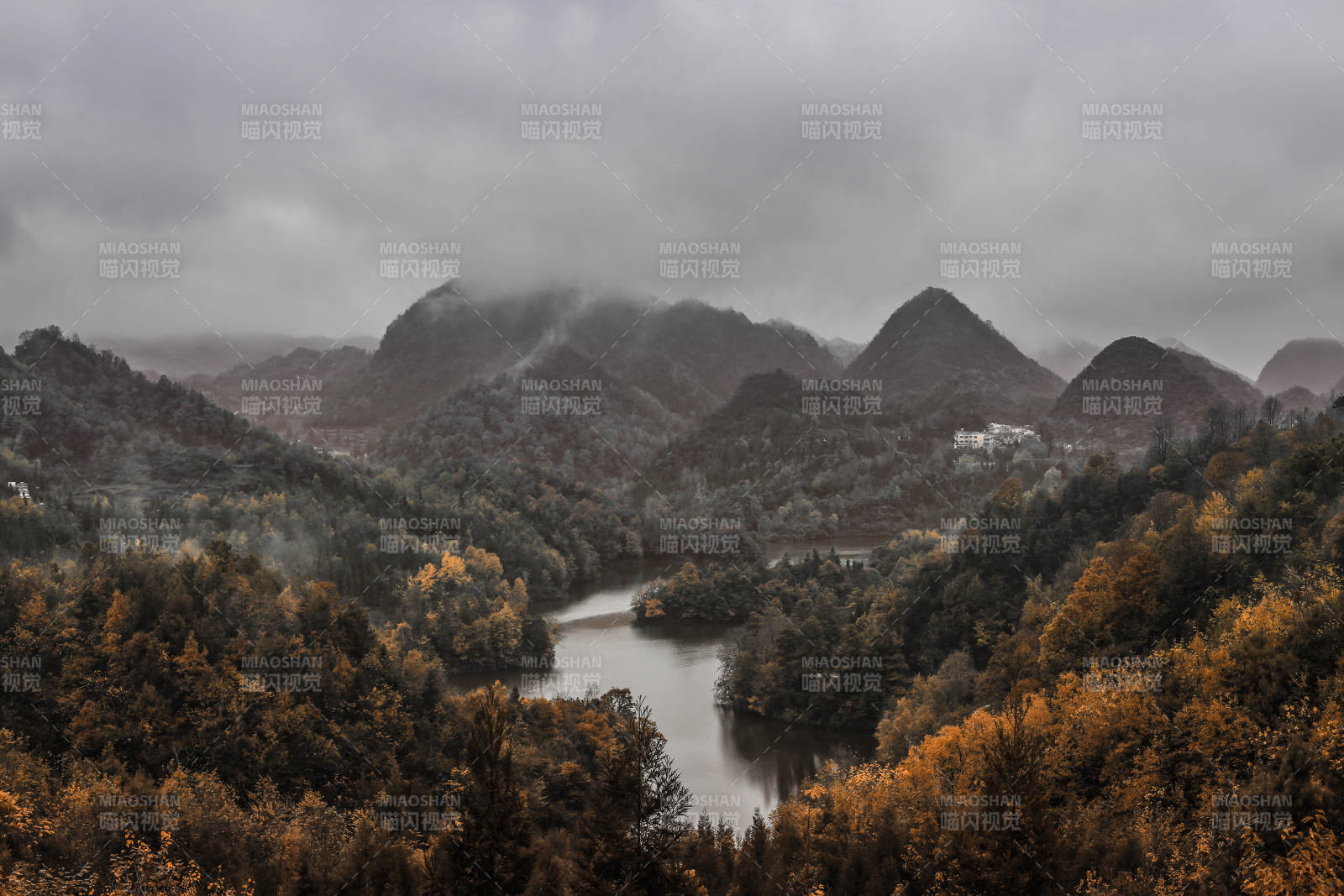 秋山雾湖图片