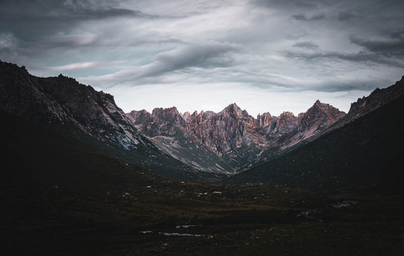 莲宝叶则山峦叠嶂 云影苍茫图片