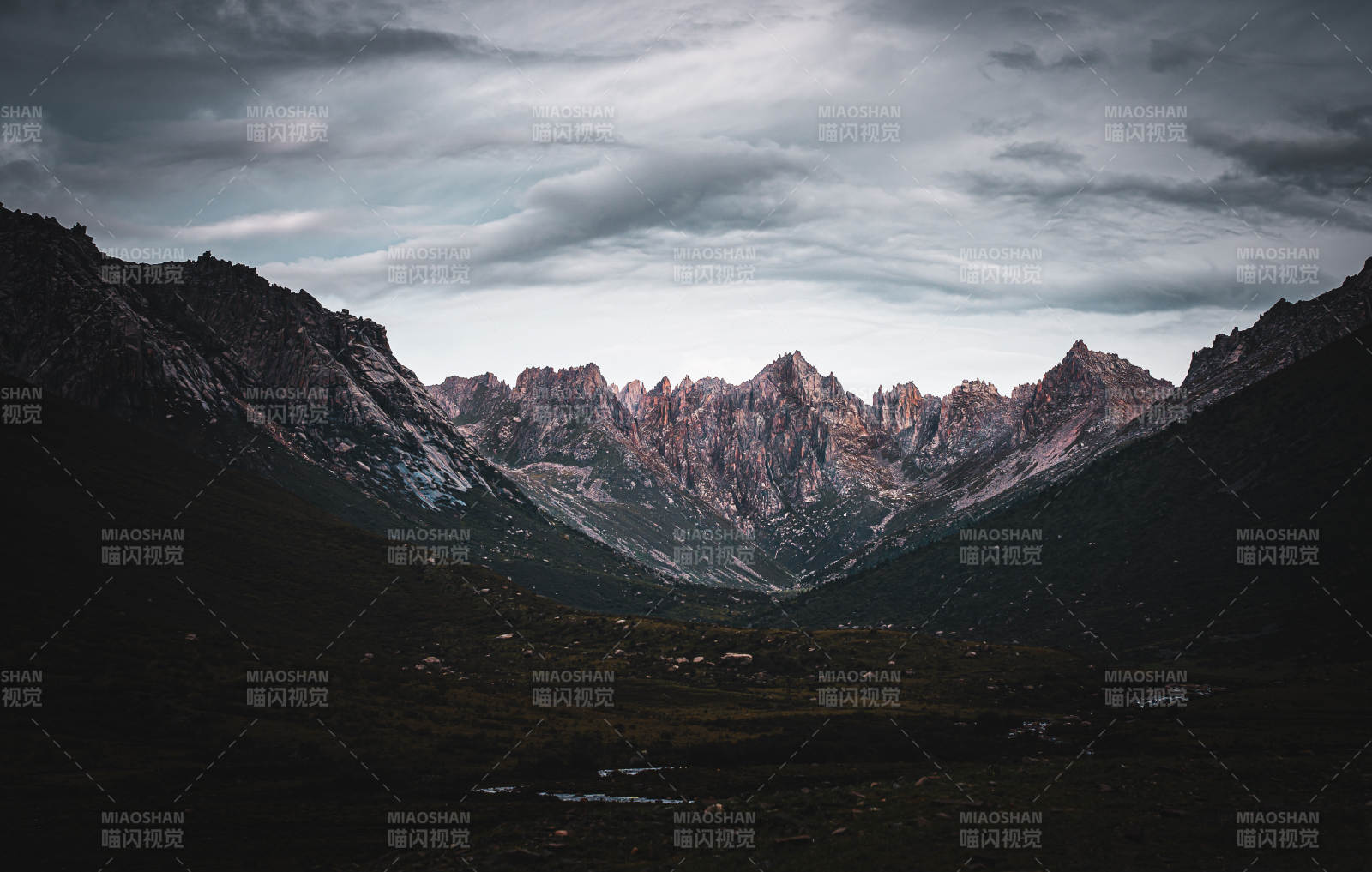 莲宝叶则山峦叠嶂 云影苍茫图片