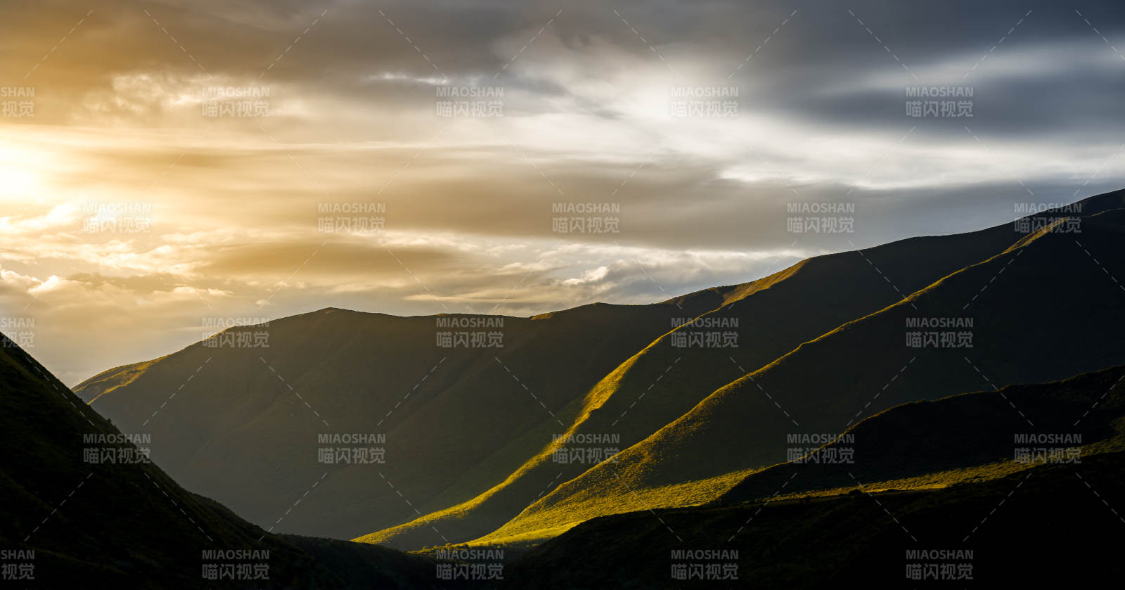 莲宝叶则山峦晨曦光影图片
