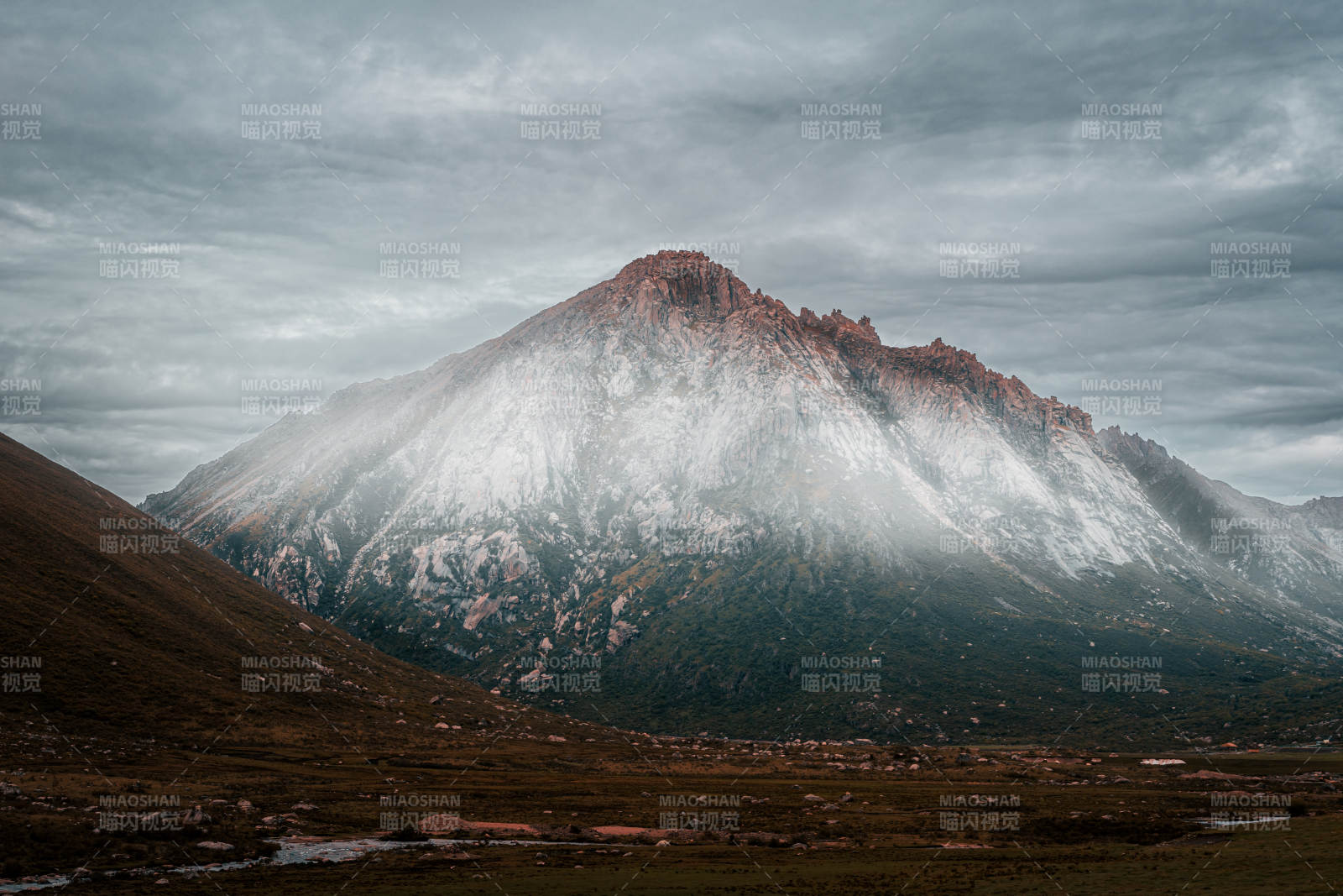 莲宝叶则雪山云雾缭绕图片