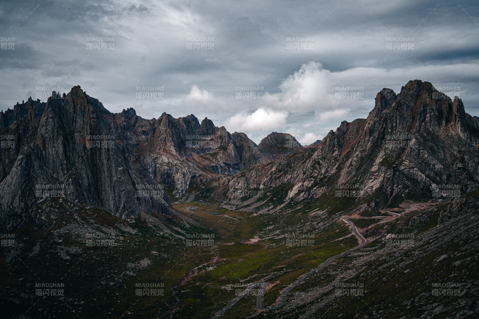 莲宝叶则巍峨山峦云雾间图片