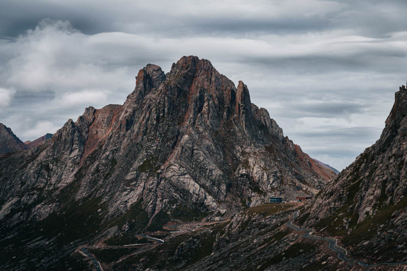 莲宝叶则巍峨山峰云影间图片