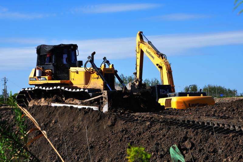 挖掘机施工现场图片