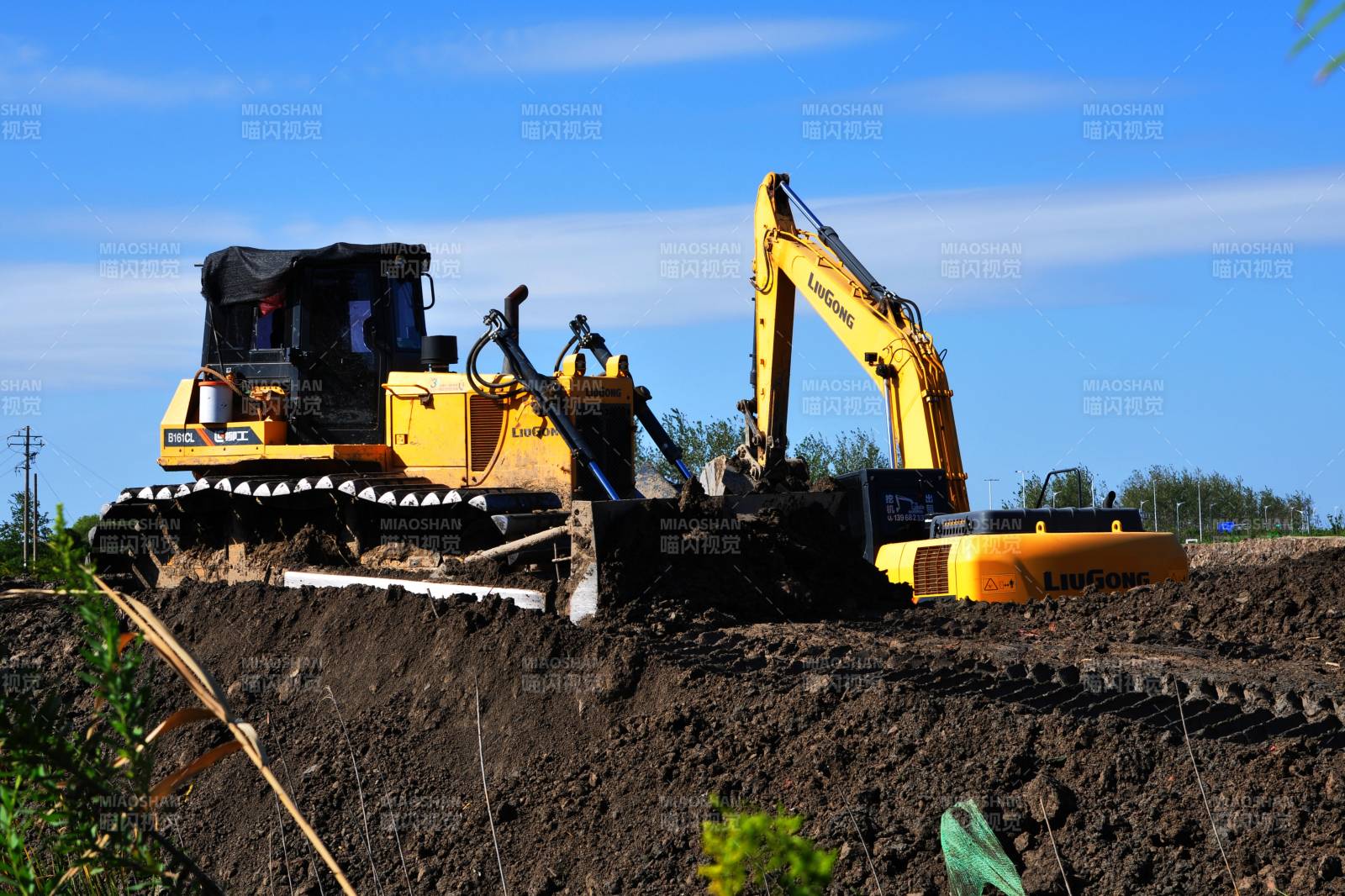 挖掘机施工现场图片