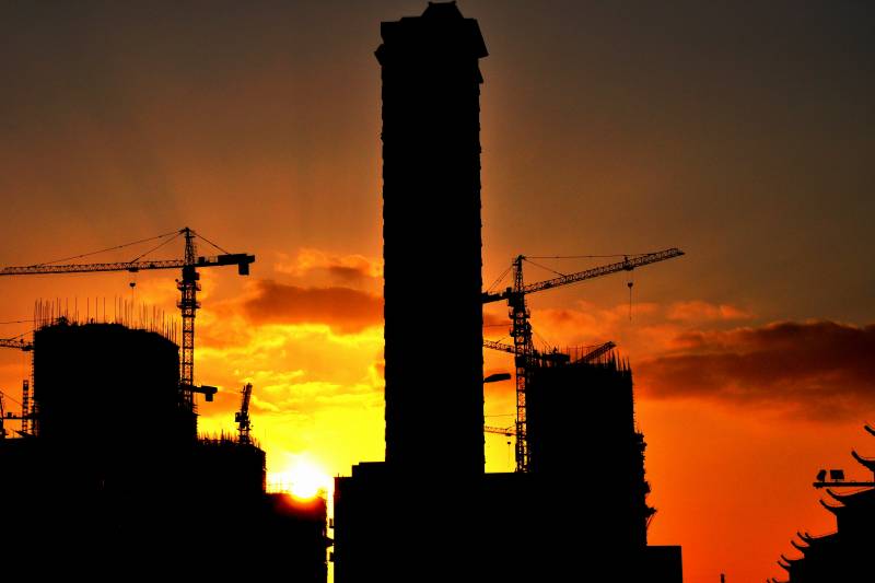 朝霞映照下的城市剪影图片