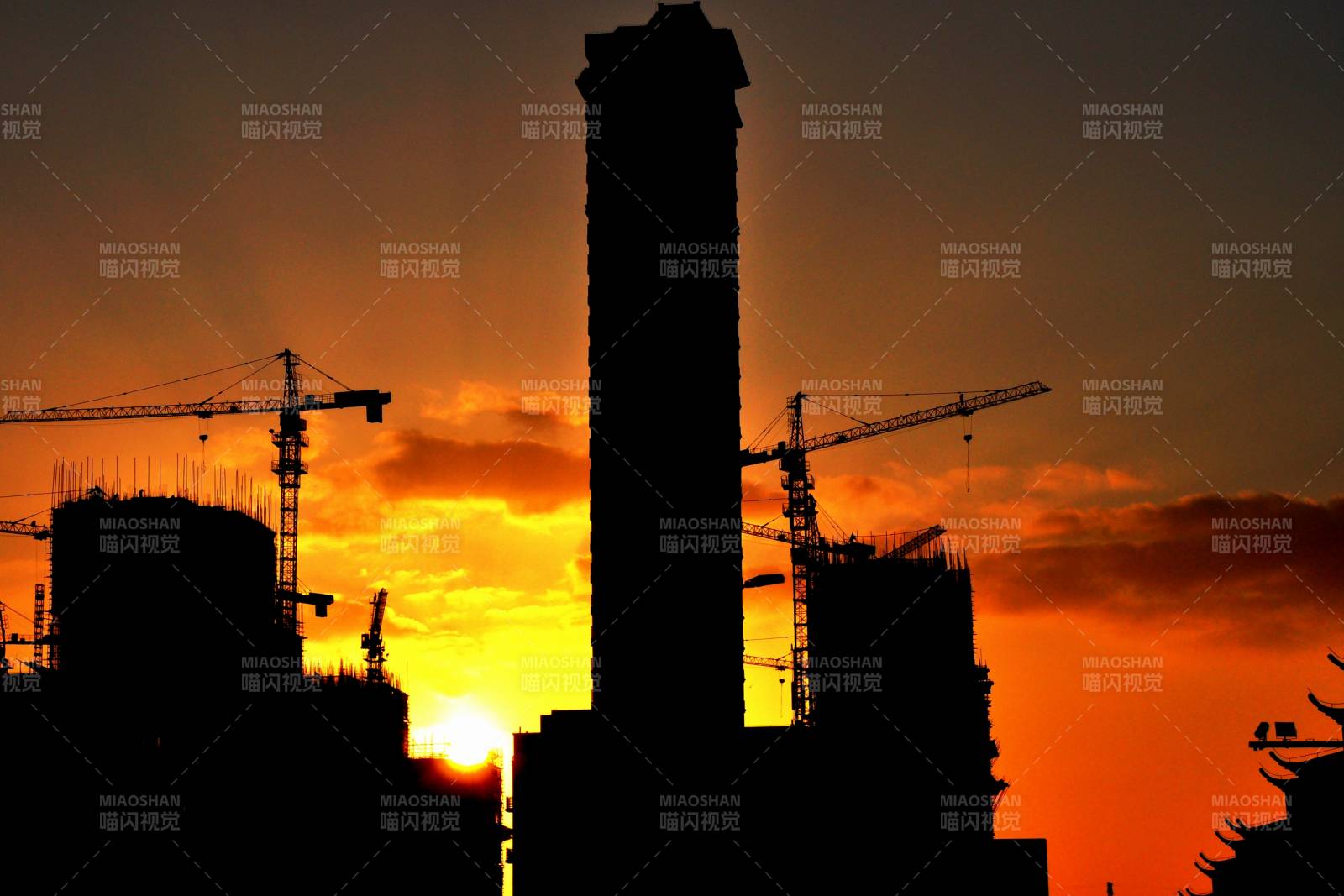 朝霞映照下的城市剪影图片