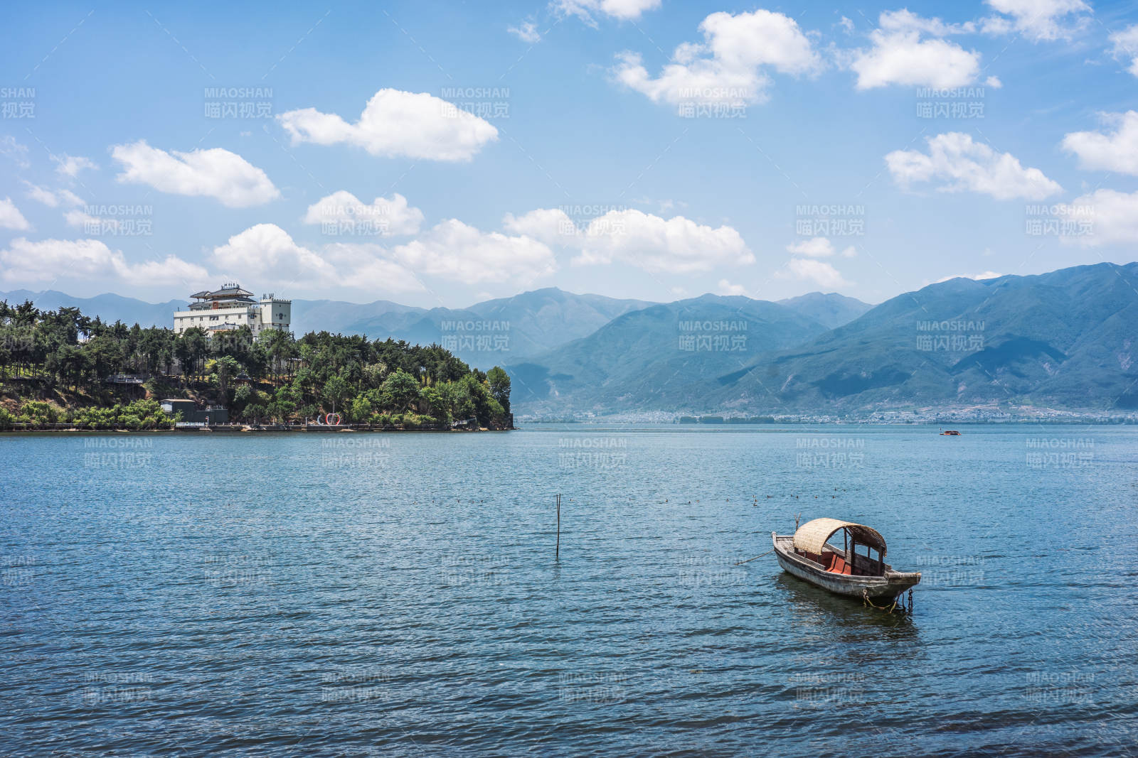 大理洱海湖光山色舟行远图片