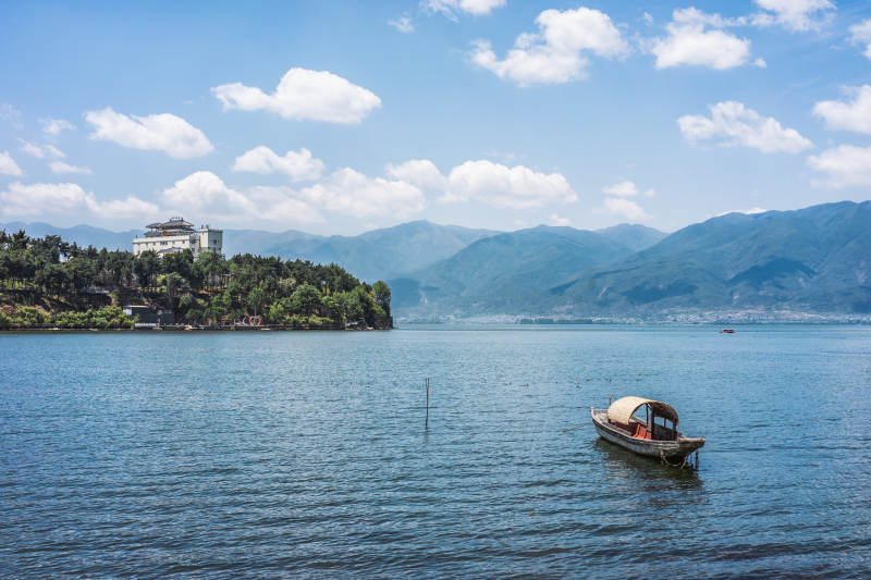 大理洱海湖光山色舟行远图片