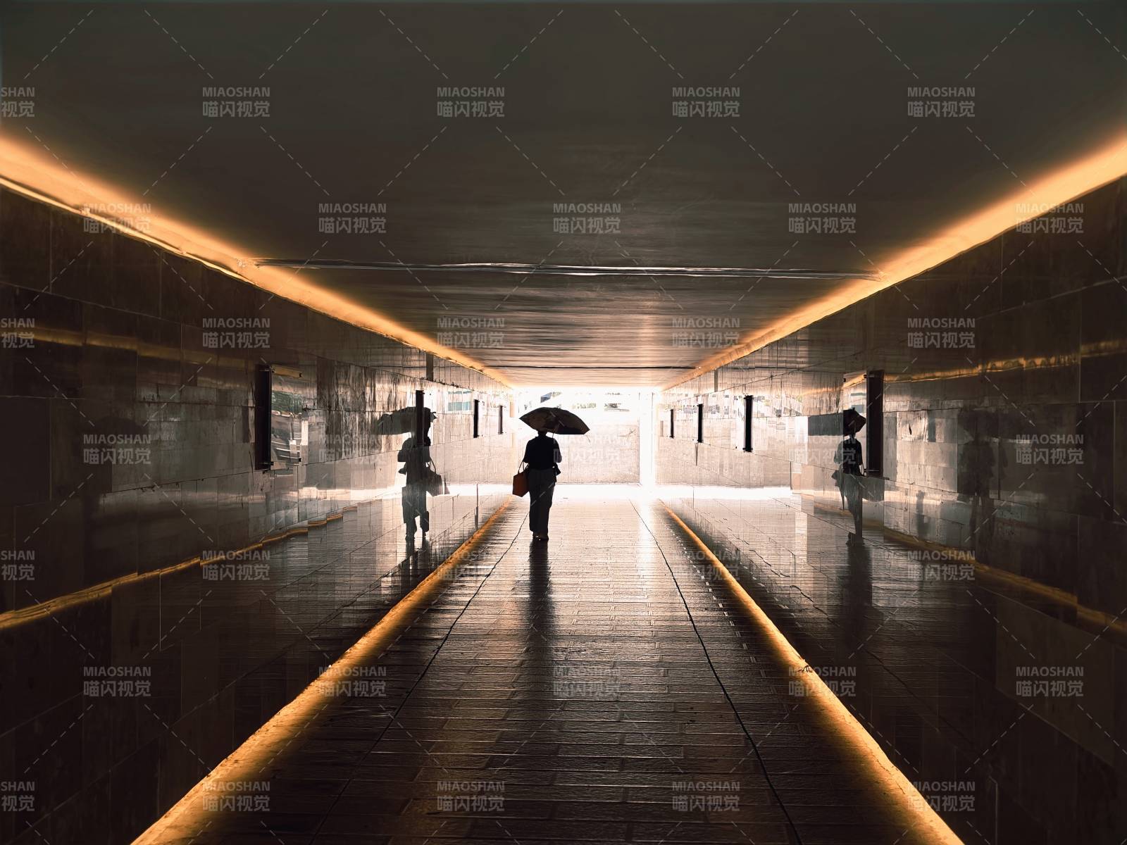 雨夜长廊行影图片