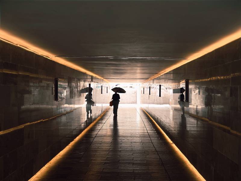 雨夜长廊行影图片