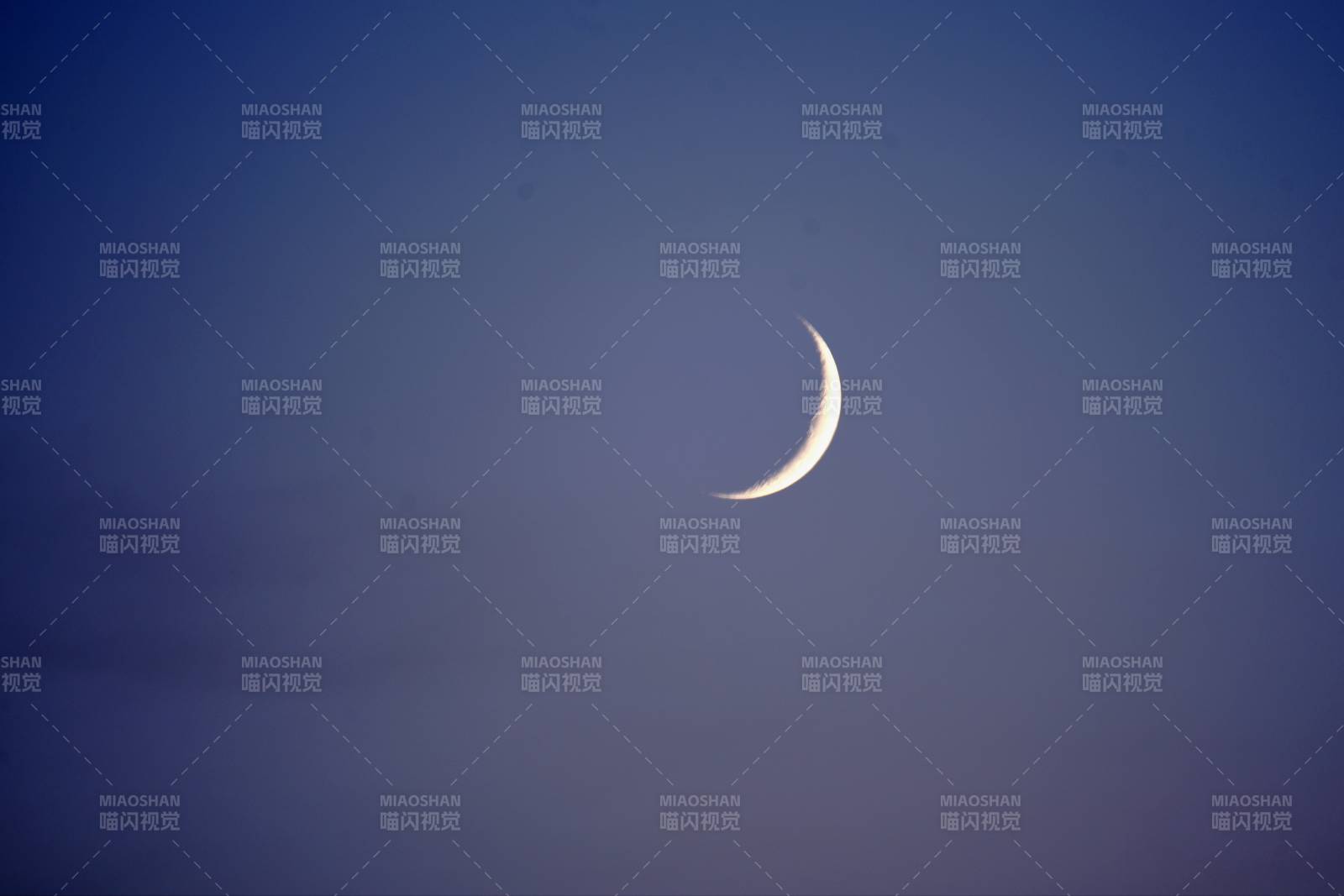 年度最小峨眉月图片