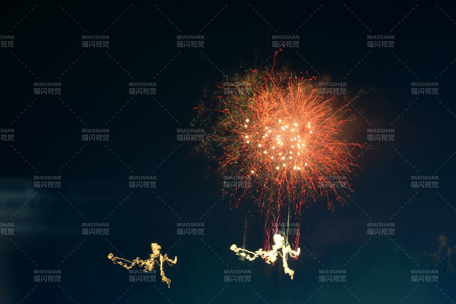 烟花下的舞者图片