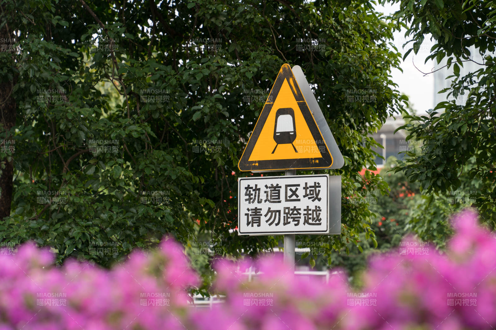 轨道区域请勿跨越图片