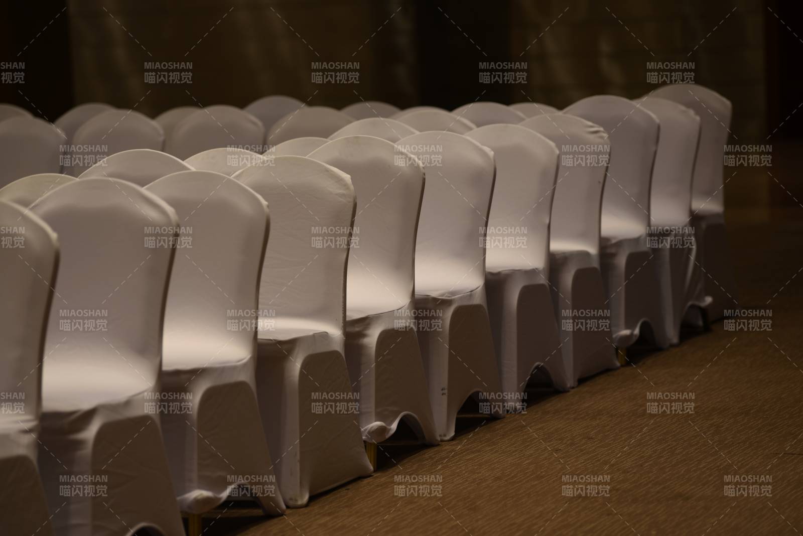 整齐排列的白色椅套图片