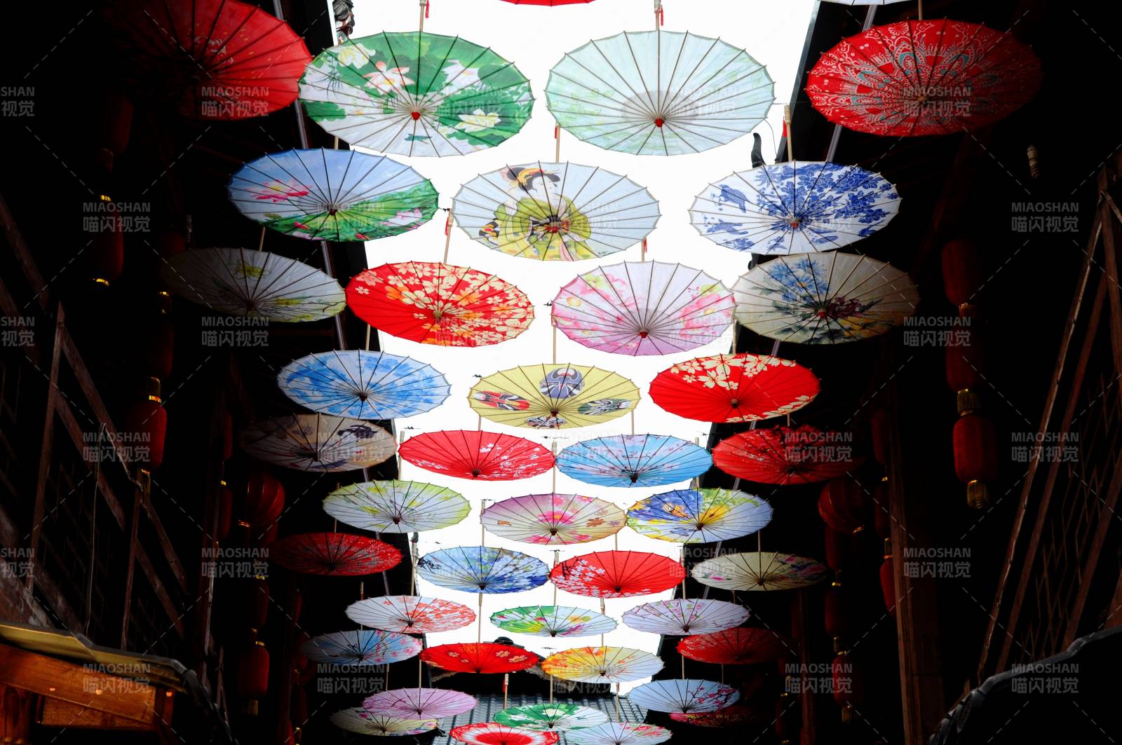 彩伞悬空 美不胜收图片