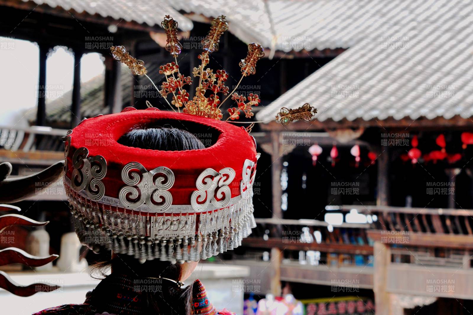 苗族女子头饰特写图片