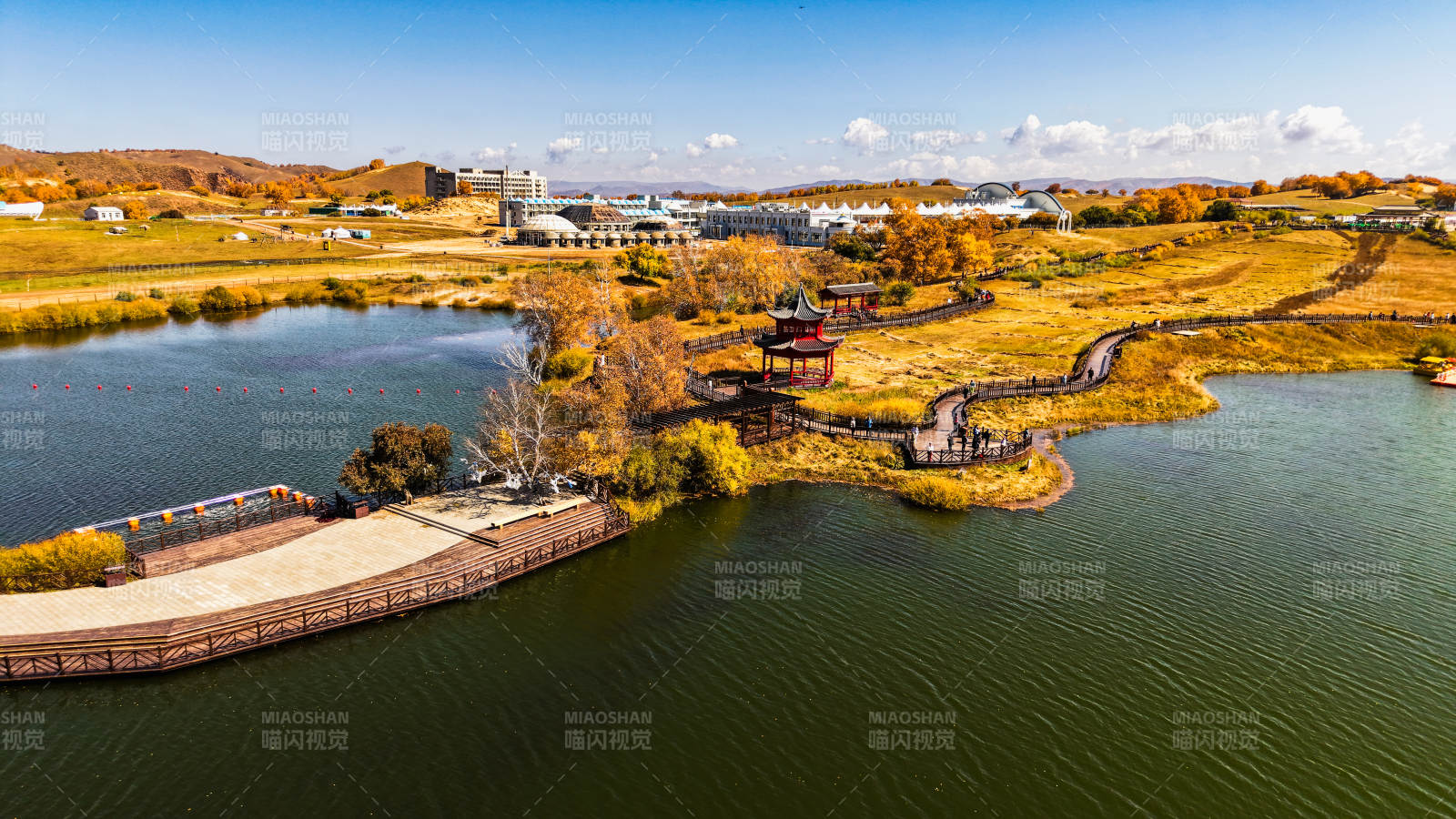 乌兰布统公主湖湖畔秋景航拍图片