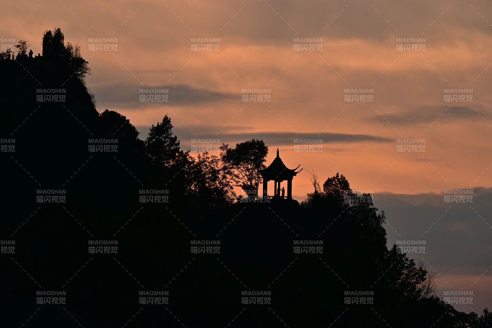 山巅亭影夕阳中图片