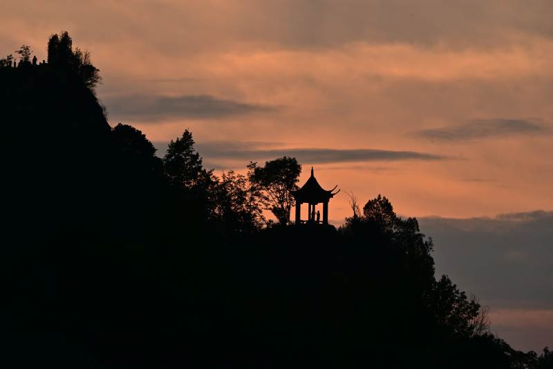 山巅亭影夕阳中图片
