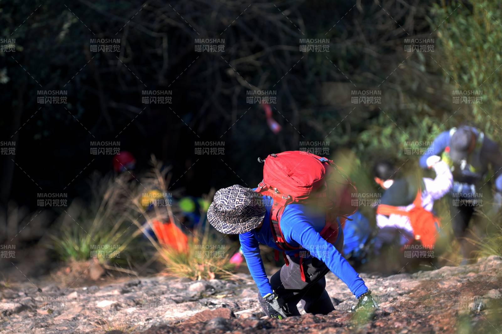 攀岩者奋力向上图片