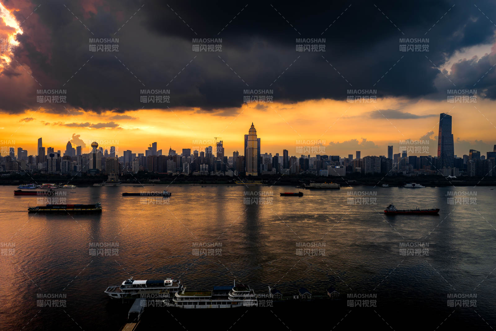 暮色中的武汉天际线图片