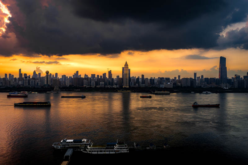 暮色中的武汉天际线图片