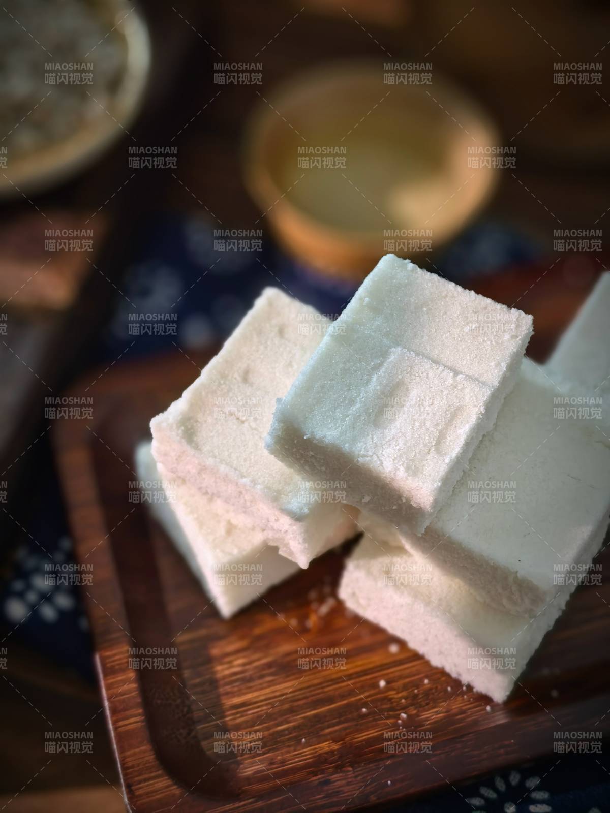 木制托盘里的茯苓糕图片