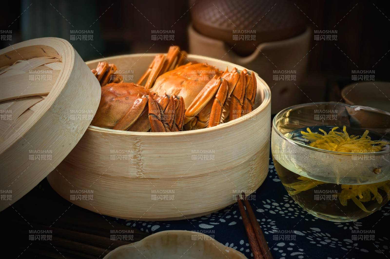 蒸蟹配茶香图片