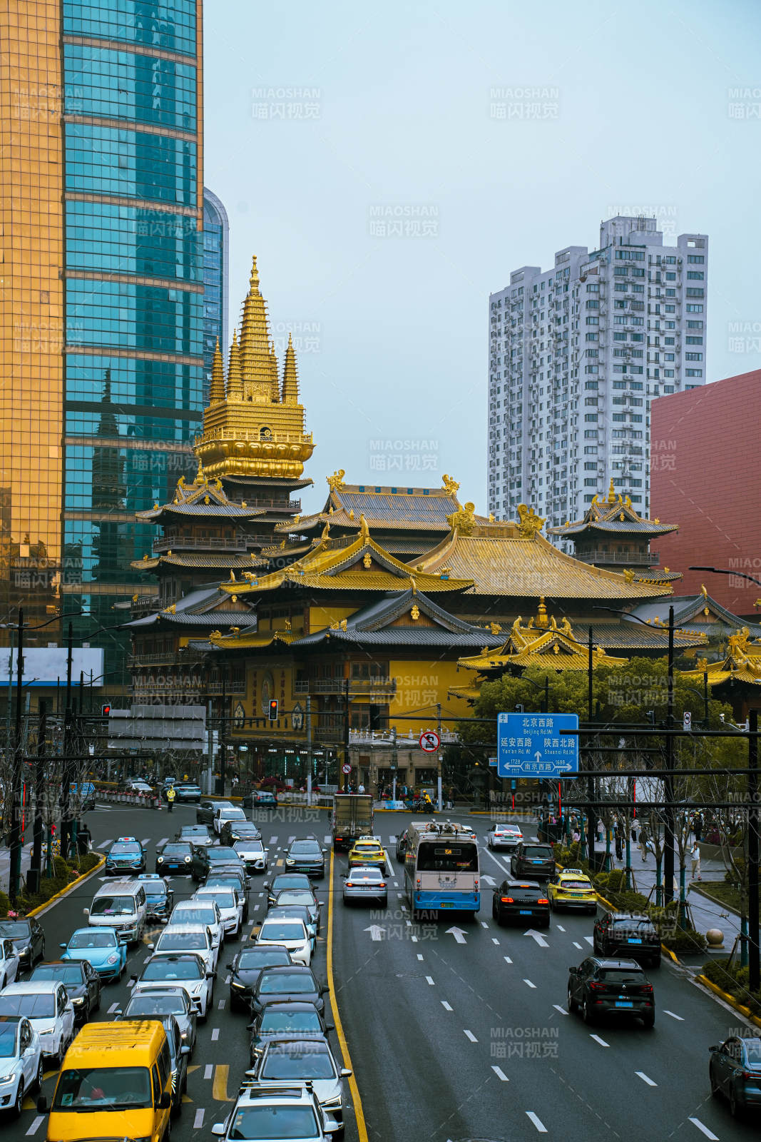 上海都市中的金色古庙图片