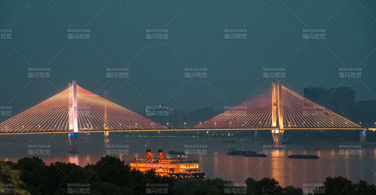 夜景大桥灯火辉煌图片