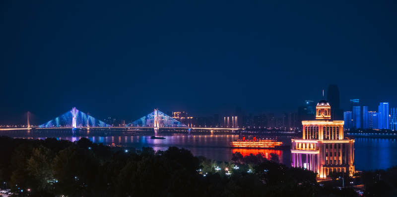 夜景大桥与城市灯火图片