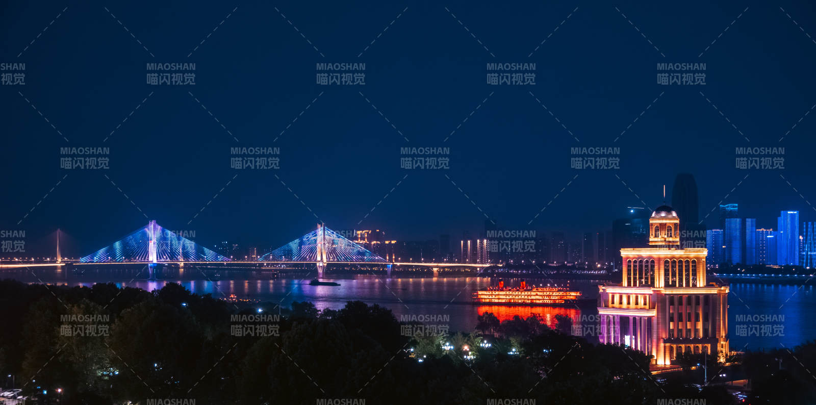 夜景大桥与城市灯火图片