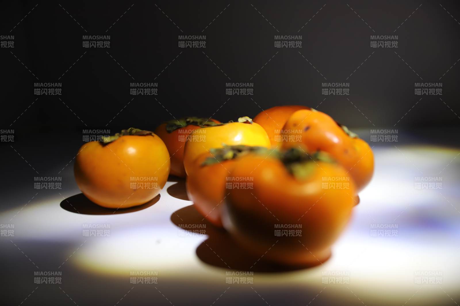 柿子静物光影图片