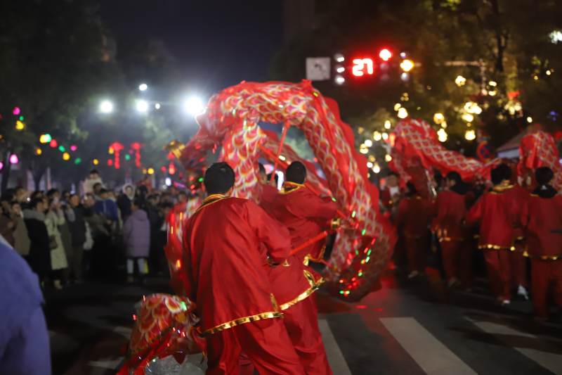 舞龙闹新春图片