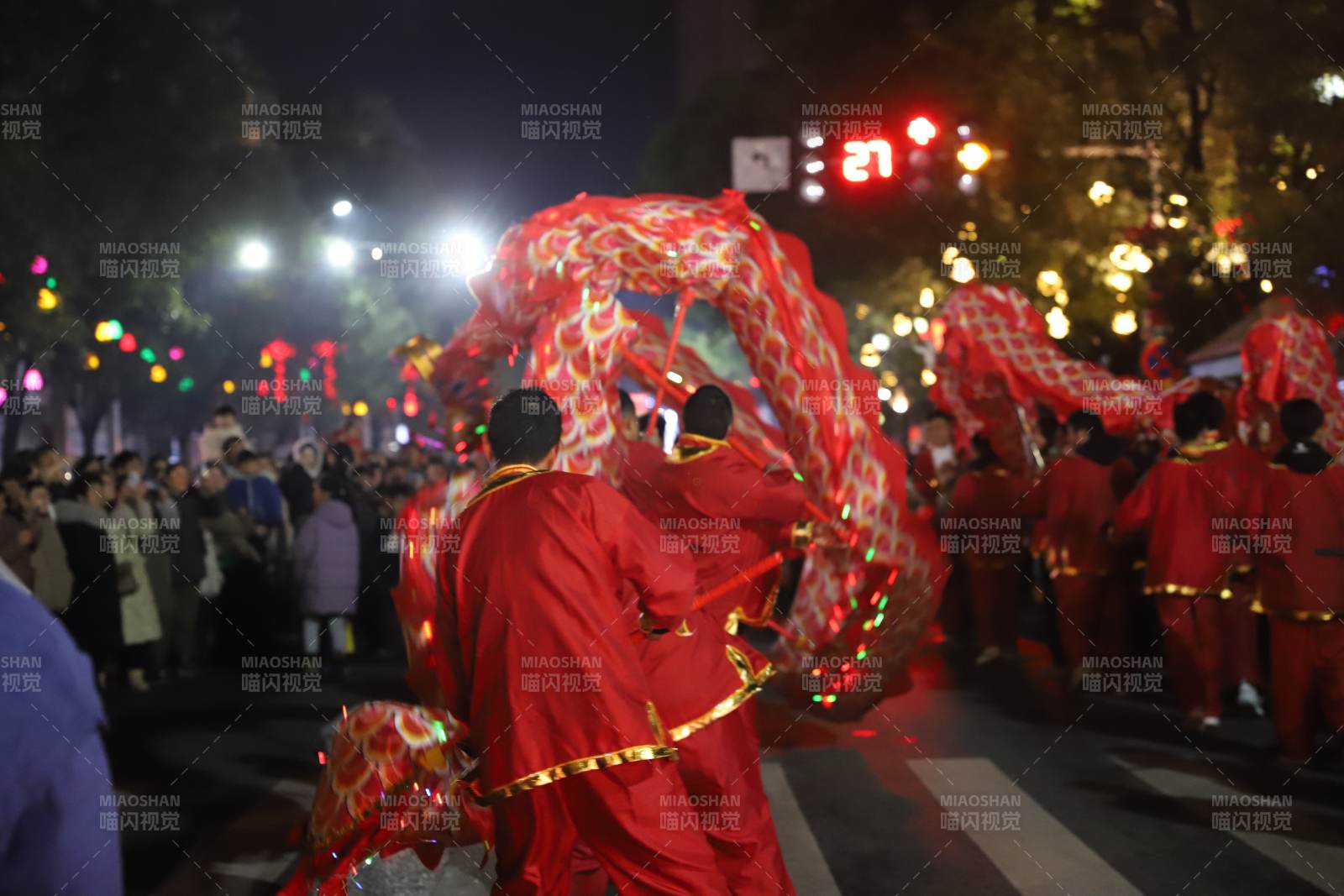 舞龙闹新春图片