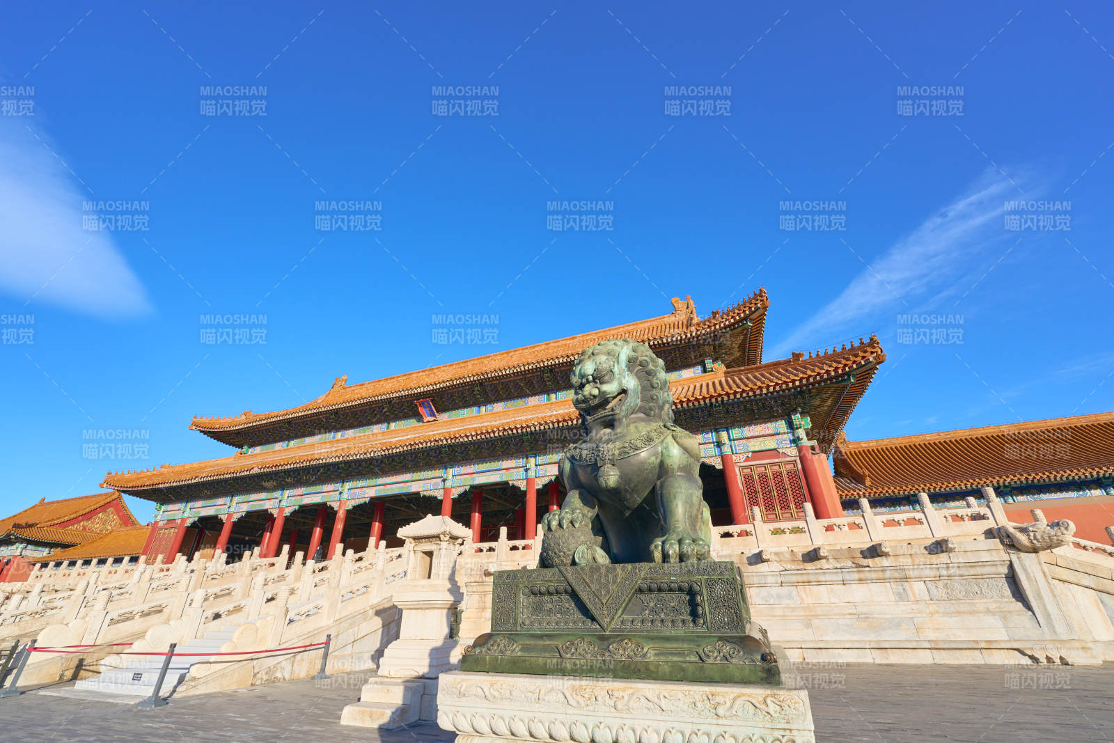故宫太和门铜狮守殿前图片