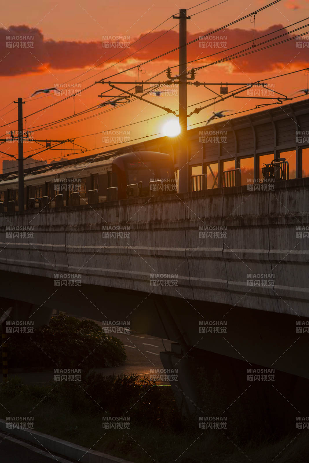 夕阳下的列车图片