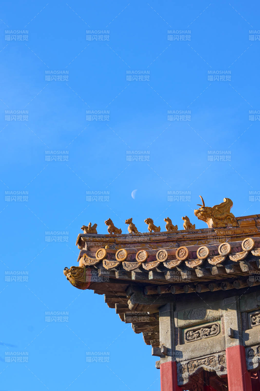 北京飞檐翘角映月明图片