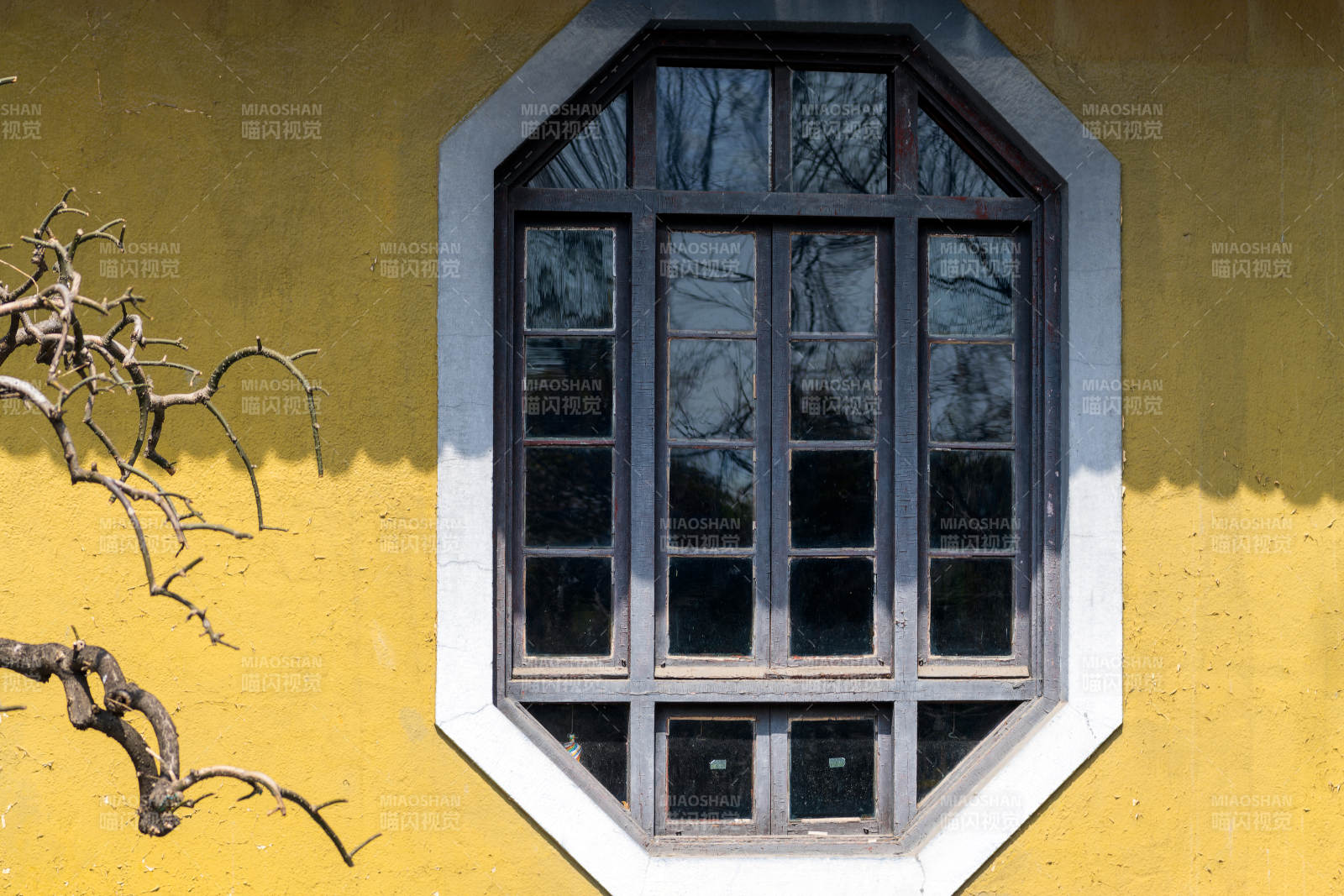 黄墙八角窗图片